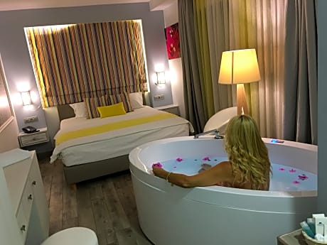 Honeymoon Suite with Jacuzzi Sea View
