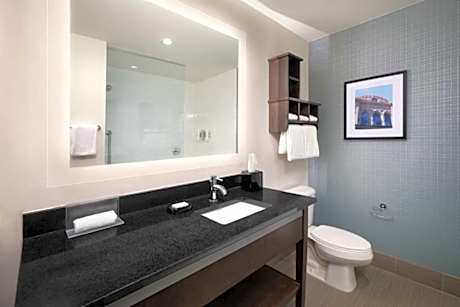 2 Queens Hearing Accessible Studio Nosmok