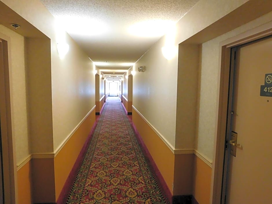 Days Inn & Suites by Wyndham Cedar Rapids