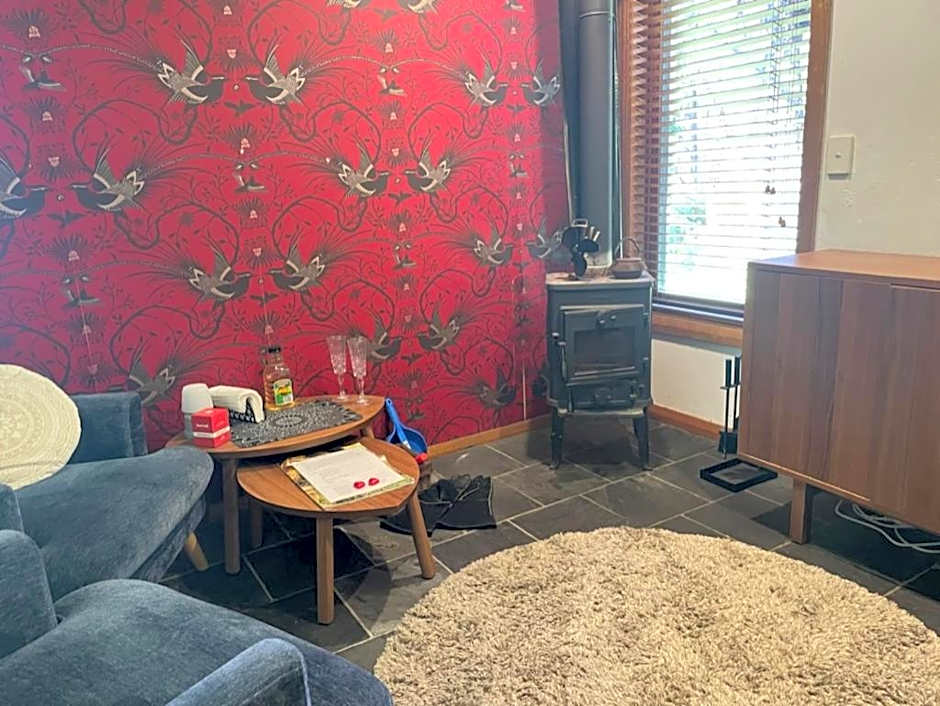 Tomah Retreat - Studio CHILL with fireplace and clawfoot bath