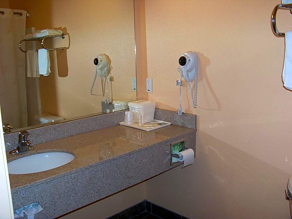 Days Inn & Suites by Wyndham Columbus NE