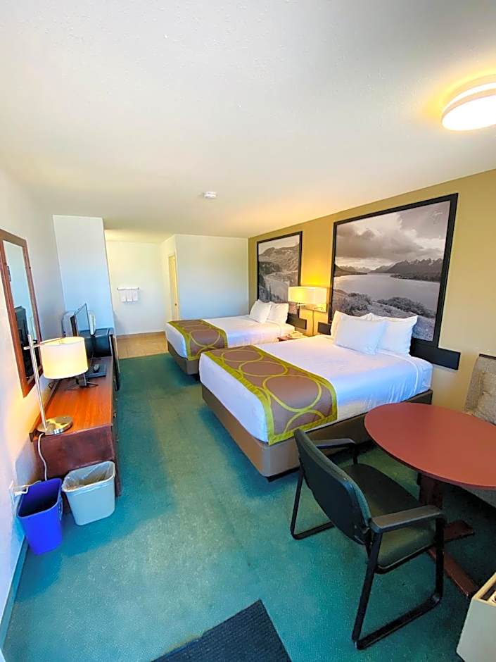 Super 8 by Wyndham 100 Mile House