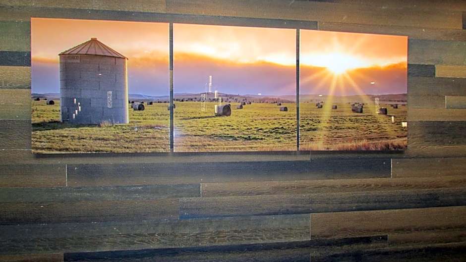 Days Inn & Suites by Wyndham Brooks