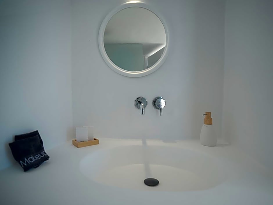 Anemos Cave Suites