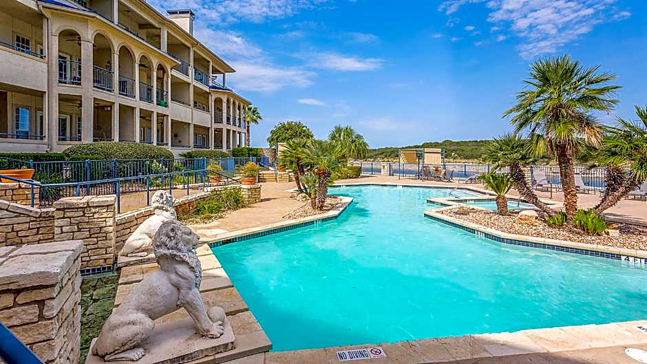 Lake Travis Stunning Waterfront, Sunset & Pool Views, Pet Friendly, Boat Ramp, Lago Vista, Texas