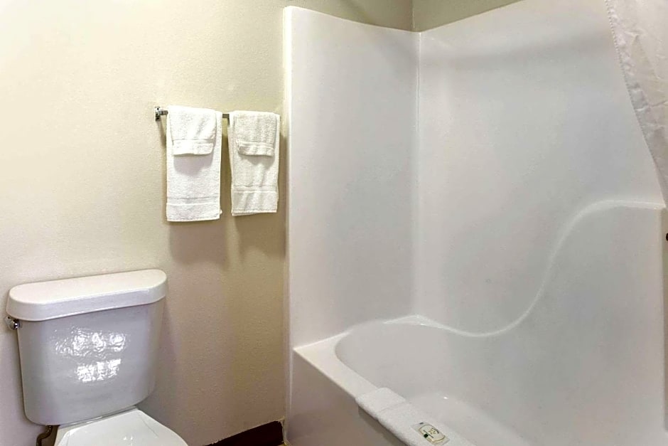 Quality Inn & Suites Metropolis I-24