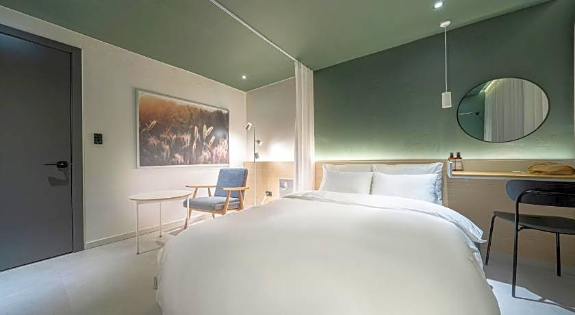 Croissant Hotel Guri by AanK