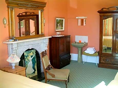 Quadruple Room with Private Bathroom