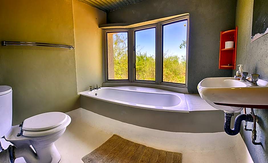 Tingala Lodge - Bed in the Bush