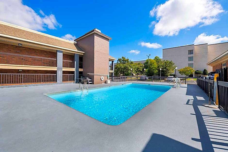 Quality Inn & Suites Fayetteville I-95