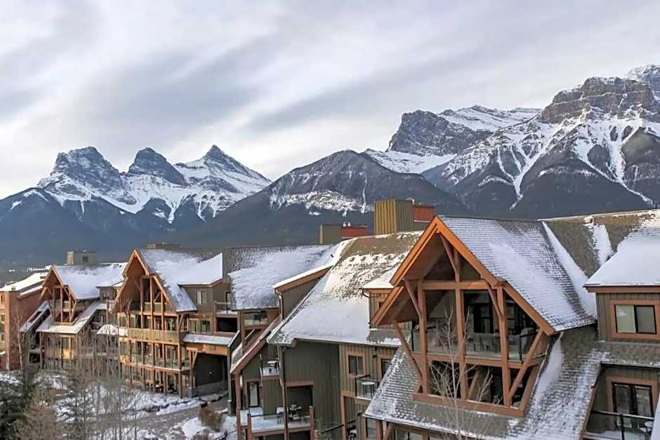 Magnificent Mountain Penthouse - Hot Tub & Pool managed by Little Sister Getaways