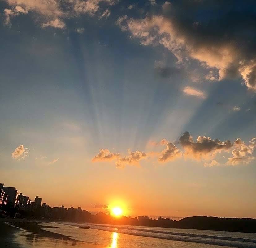 Apartamento Vista Mar 209 - 2 quartos - Praia do Morro - prédio frente Mar - varanda com vista mar - elevador - atravessou a avenida, já está na praia - com garagem - internet