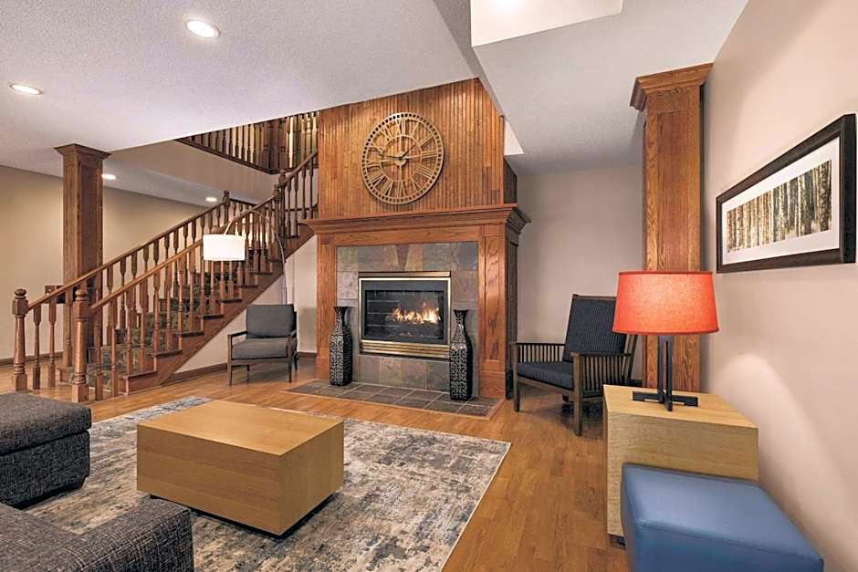 Country Inn & Suites by Radisson, Forest Lake, MN