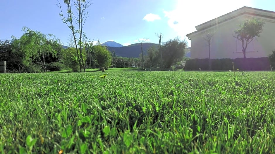 Hillside Villa with Swimming Pool and Jacuzzi - Frasassi Caves