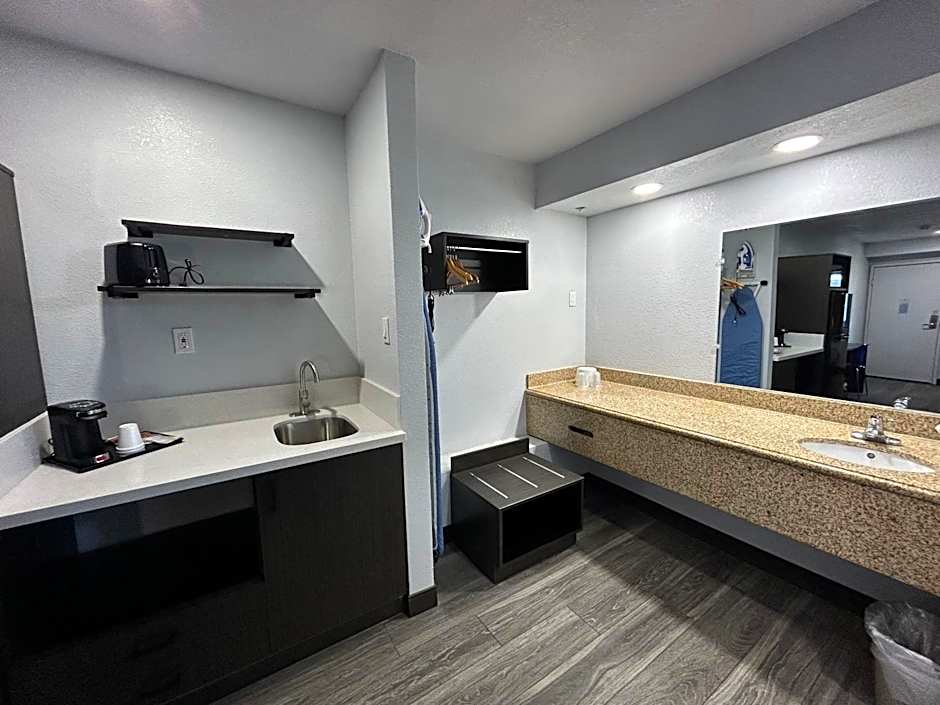 Studio 6 Bakersfield, CA South