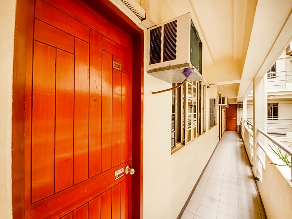 Vaccinated Staff - Capital O 465 Ford's Inn