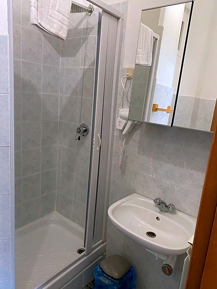 Photo 1 of 4 of Double Room