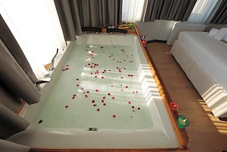 Double Superior Room with Jacuzzi Sea View