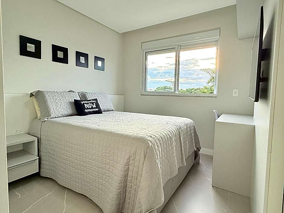 Passos da praia c/ piscina apto iluminado e novo