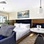 456 Embarcadero Inn & Suites