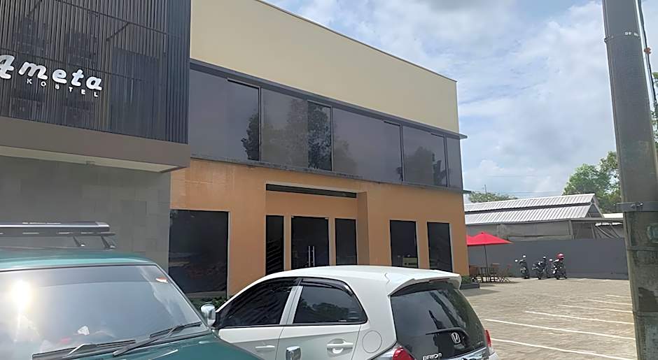 RedDoorz near Alun Alun Purbalingga