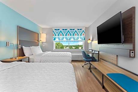 Queen Room with Two Queen Beds - Hearing Access