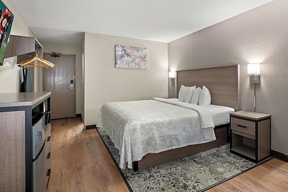 Photo 1 of 4 of Premium 1 King Bed