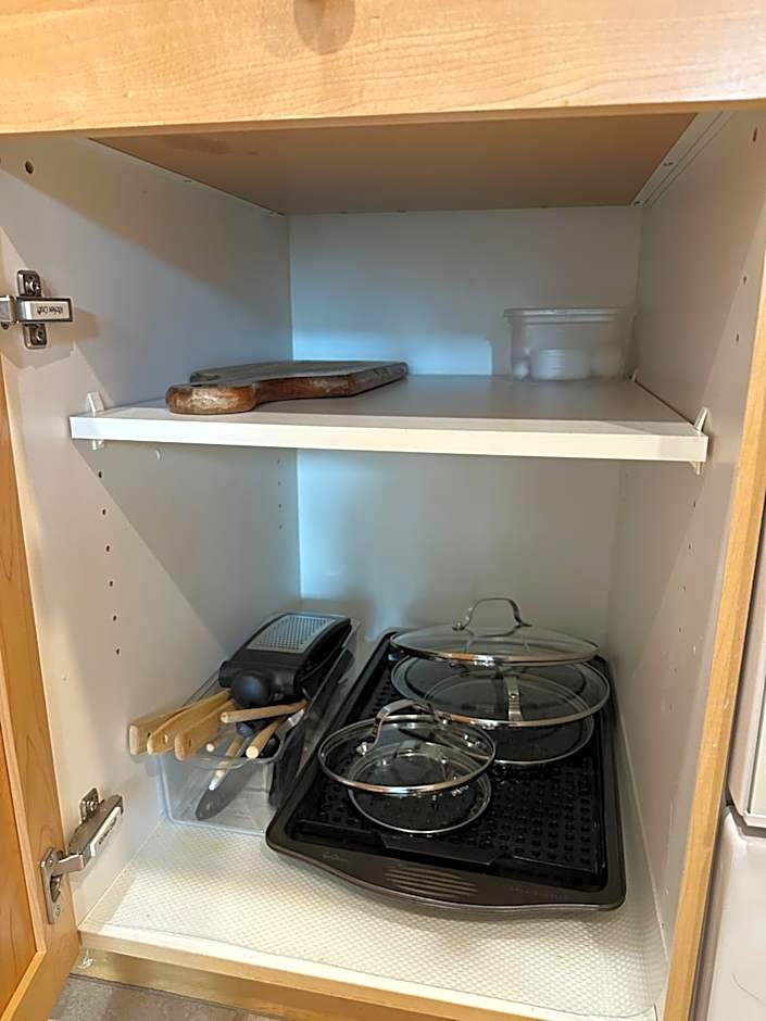 W463 Canmore 2BD 2BT, AC, MT view, Central Location