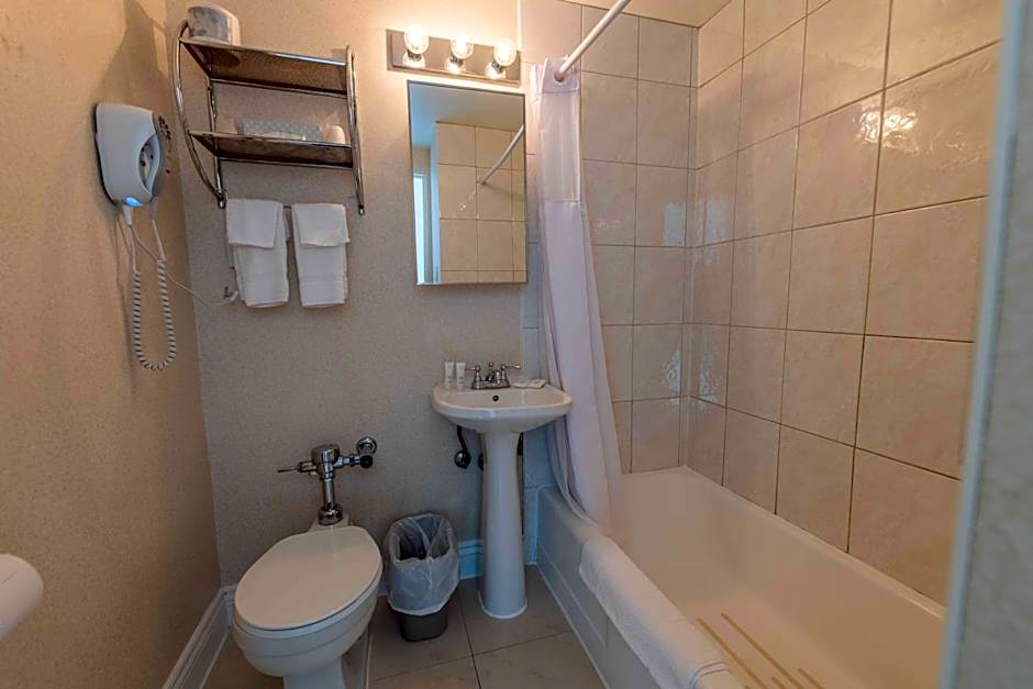 Prince Arthur Waterfront Hotel & Suites