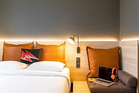 Moxy Queen Room