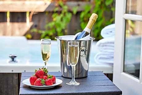 Deluxe King + Outdoor Tub (ADA)