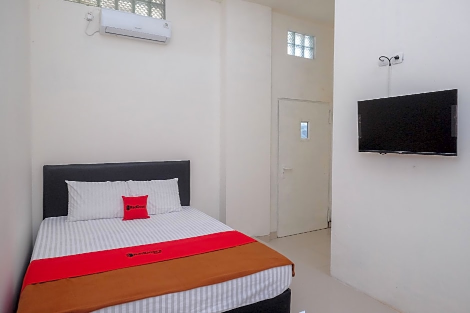 RedDoorz near Alun Alun Magelang 2