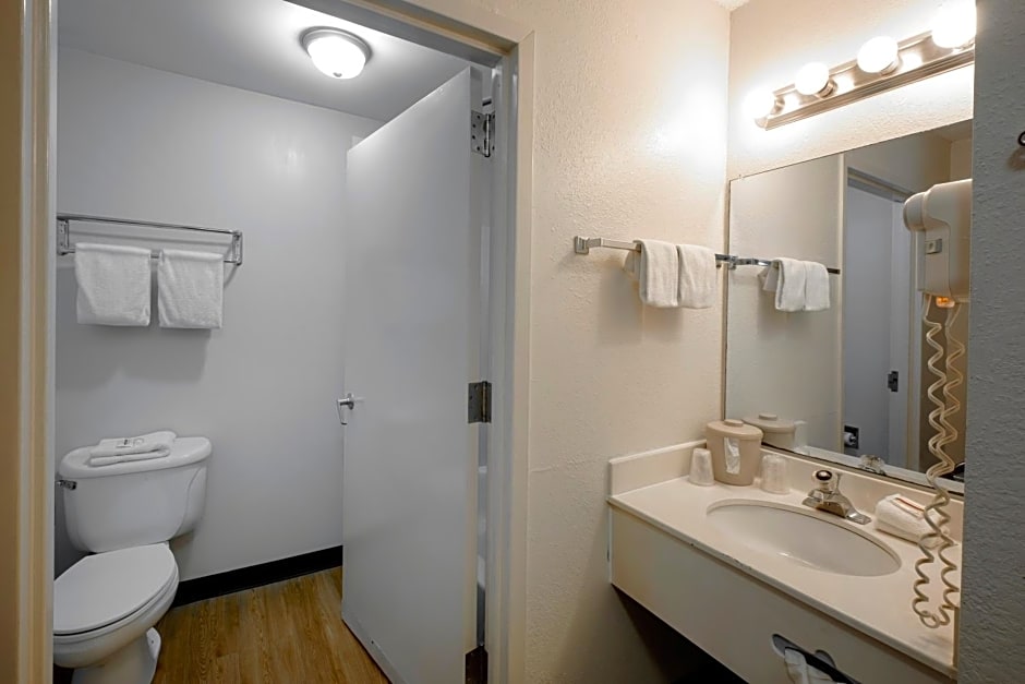 Red Roof Inn & Suites Savannah Airport