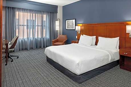 King Room with Balcony and Roll-In Shower - Mobility Access/Hearing Accessible