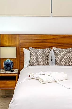 Apartment with Pool View