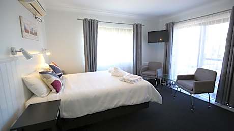 Balcony Queen Spa Room