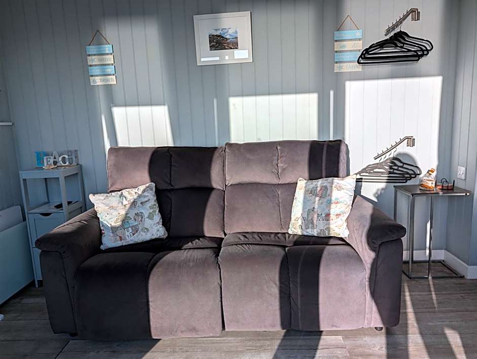 Allibella Shepherds Hut, Amazing Seaview, Private garden, Pet Friendly