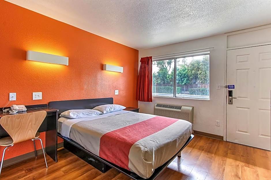 Super 8 by Wyndham Santa Clara