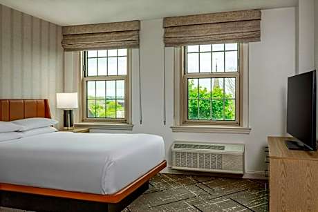 Queen Room with Two Queen Beds and Adapted Tub - Mobility Accessible