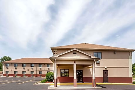 Super 8 by Wyndham Rock Falls Sterling Area