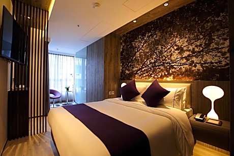 Deluxe Queen Room