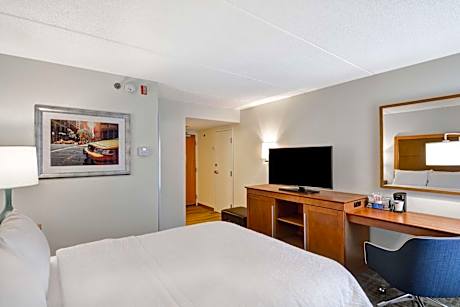 Queen Room with Roll-In Shower - Mobility Access/Non-Smoking