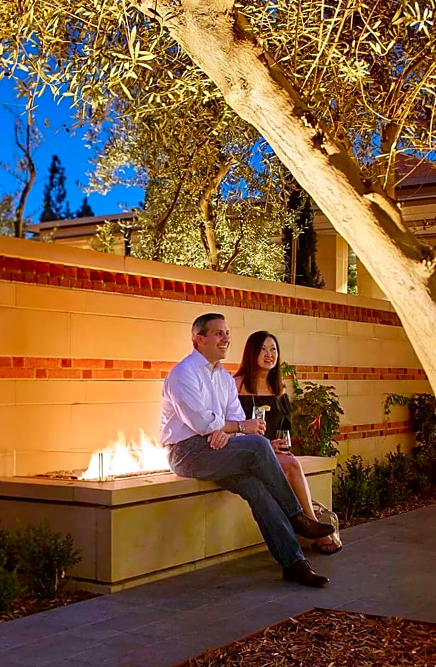 UCLA MEYER AND RENEE LUSKIN CONFERENCE CENTER