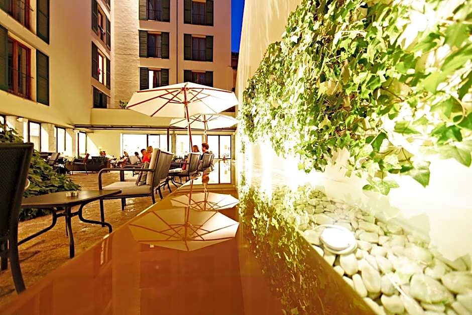 Petit Palace Hotel Tres