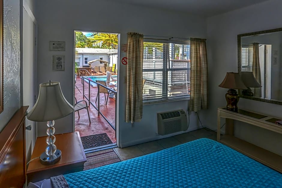 Richard's Motel Courtyard