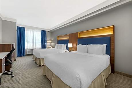 2 Queen Mobility Accessible Roll In Shower Microwave And Refrigerator Wi-Fi NSMK Full Breakfast