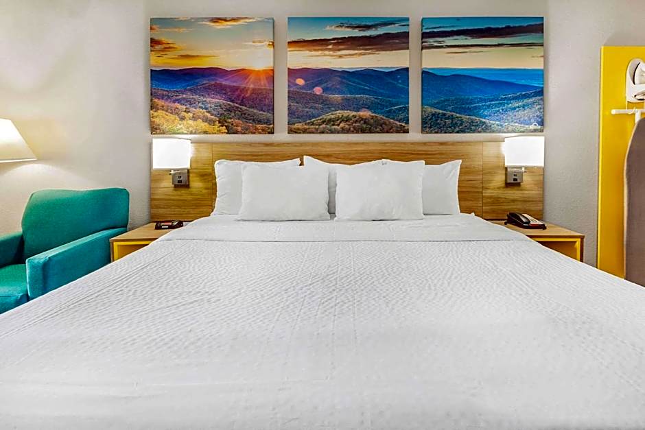 Days Inn by Wyndham Roanoke/Hollins Near I-81 