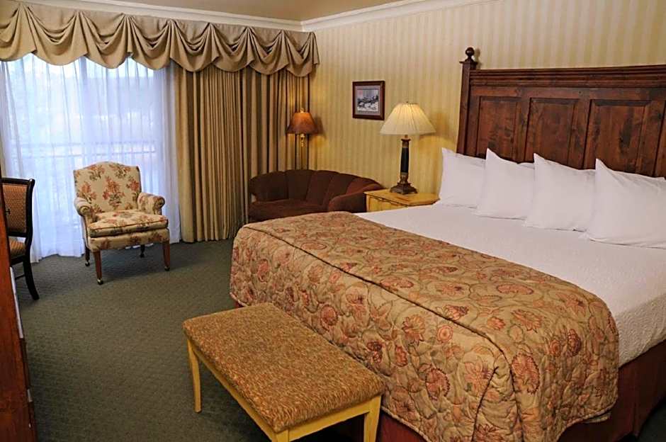 Pike's Waterfront Lodge