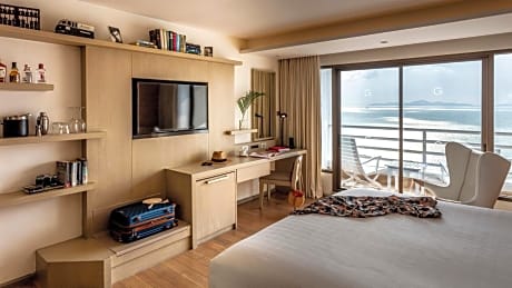 Executive King Room with Lounge Access and Sea View