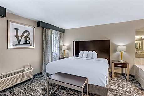 King Suite - Non-Smoking